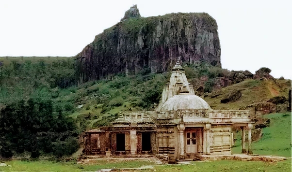 prithvi525's tweet image. Mahasati #Sitaji gave birth to twin brothers Lav &amp;amp; Kush in Pundrikpur. 

Both the brothers were strong, calm and glorious, just as their father shri Ramchandra and uncle Lakshaman

#Pavaghad hills, #Gujarat got sanctified as Lav &amp;amp; Kush attained Godliness from there

#Jainism