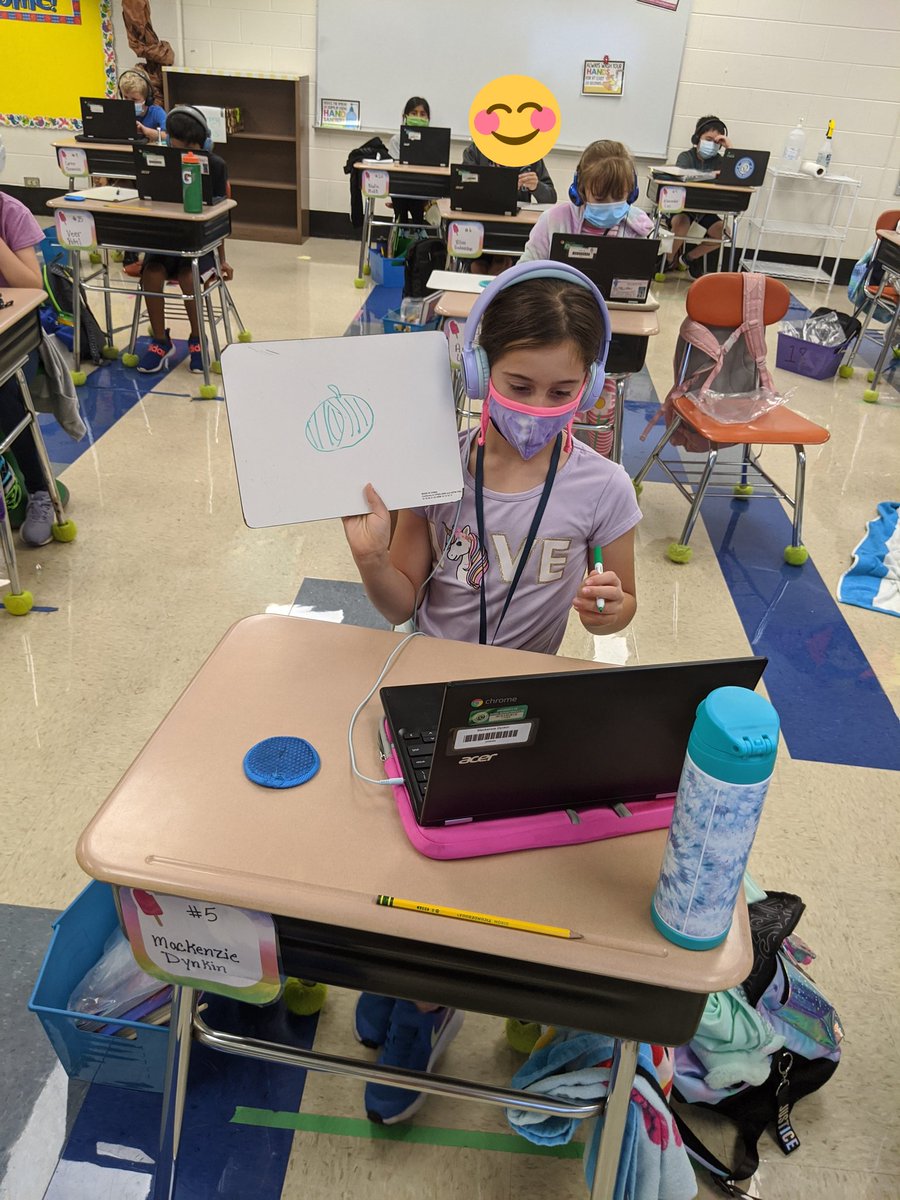 MissMarsz59's tweet photo. Successfully play pictionary to practice using @zoom_us breakout rooms today and we didn't have any issues. Huge Win!

#schoolsuccess #itsthelittlethings #gower62 #Ihavethebeststudents https://t.co/OQtBugAMb0