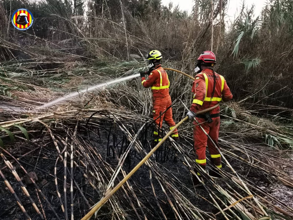 BombersValencia's tweet photo. Dotacions de #Paterna i #Burjassot de @BombersValencia han intervingut a este incendi de vegetació al parc fluvial de #Manises. Han actuat també dos mitjans aeris i efectius de @bomberosvlc. https://t.co/fNv1S1eFAh