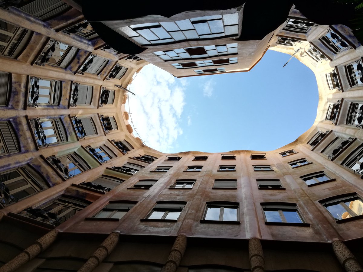 ToniMataiRiu's tweet photo. Visitar @LaPedrera_BCN sempre és un plaer. I les vistes del terrat són impagables. Dimecres vem gaudir de les explicacions de @Fanoflapedrera en la visita #LaPedreraOculta que vem fer  #AmicsMuseuNacional @MuseuNac_Cat També vem  visitar #ExpoWilliamKlein. #LaCulturaÉsSegura https://t.co/wrYIArNbxS