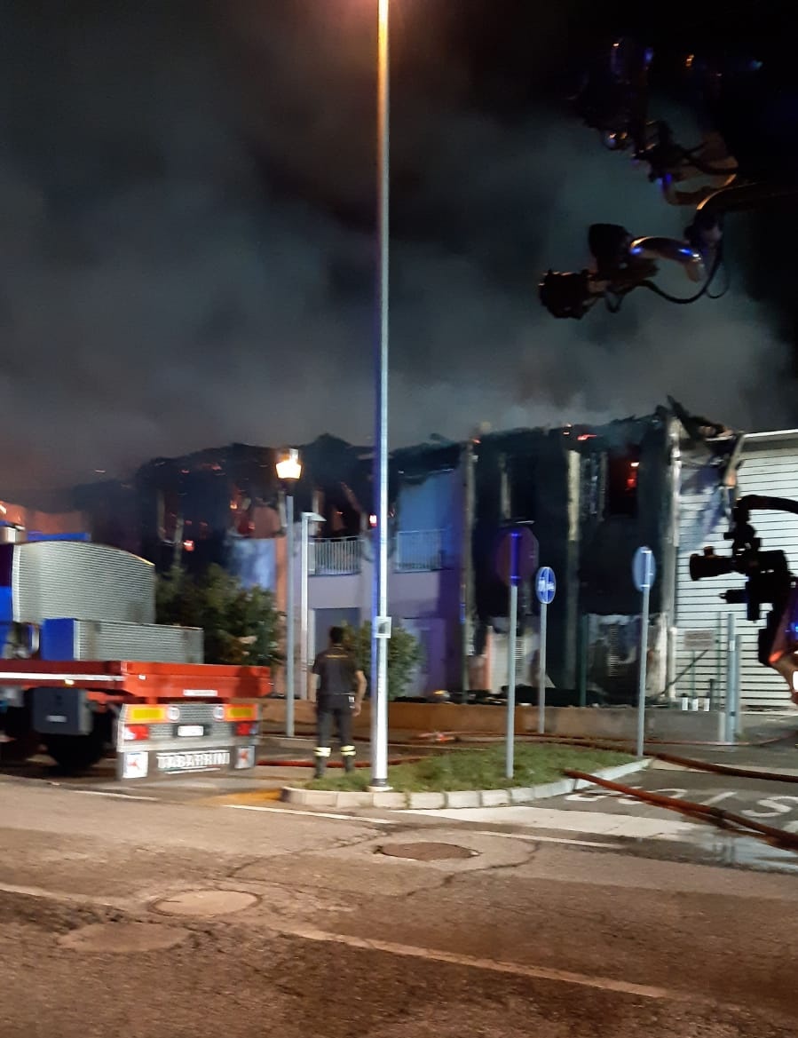 arpaveneto's tweet photo. Incendio #Albaredo. #ARPAV è sul posto con i #VVF. L'impatto sull'aria è monitorato. Le acque di spegnimento sono state convogliate in fognatura. https://t.co/Pa6t8hs8b7