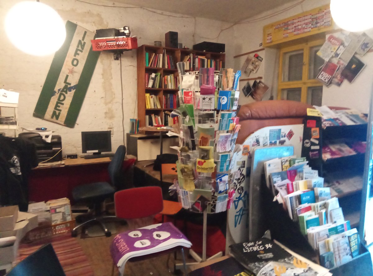 InfoDaneben's tweet photo. Alles muss raus! Der Infoladen Daneben muss nach 30jahren schließen und den Profitinteressen von Padovicz weichen. Räumungsflohmarkt am Sonntag, 4.10. ab 12uhr. #flohmarkt #liebig34 #padowatch https://t.co/ZkhrpdbBWb