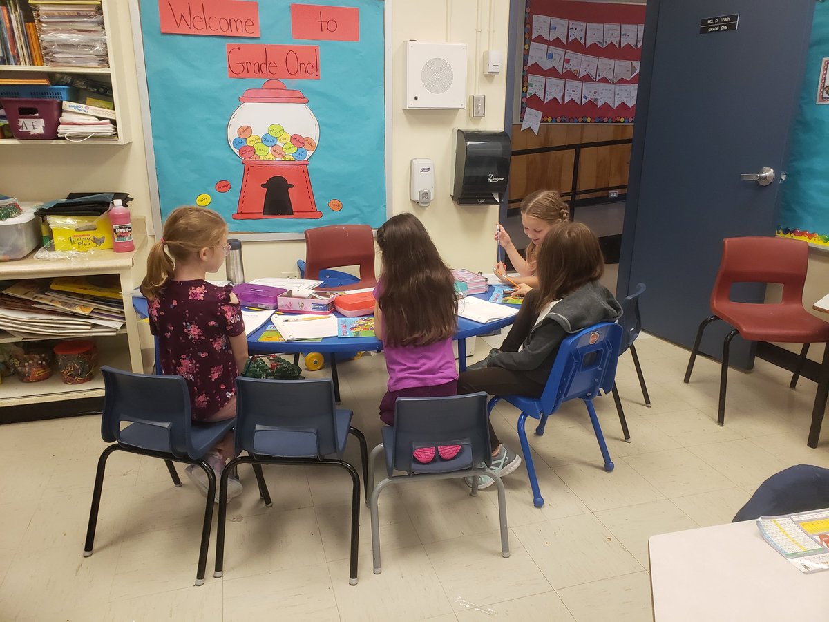 KatrinaPayne10's tweet photo. Daily literacy block fun in grade one! #funwithliteracy @HolyCrossElem @NLESDCA https://t.co/Tsg4m2Bm6M