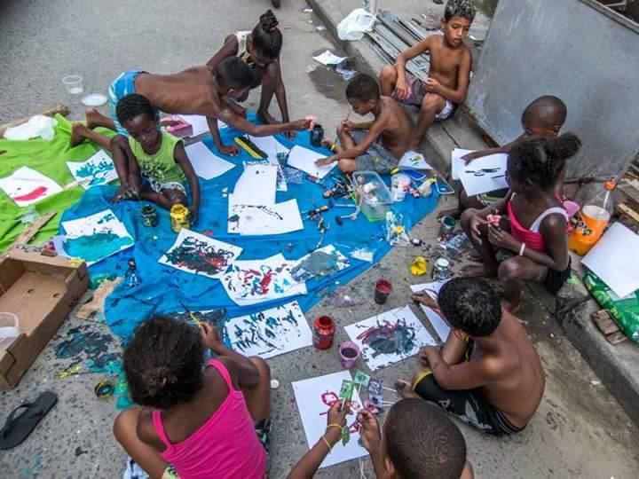 BuubaAguiar's tweet photo. Imagens do nosso 1° Cosme e Damião, lá em 2015. Aquece o ❤ proporcionar momentos assim pras nossas #crianças. Brincando, pintando e se politizando, livres na rua como deveria ser sempre. Com balas de comer, não balas de matar
Viva nossas crianças #faveladas! https://t.co/8SSVEZc5WH