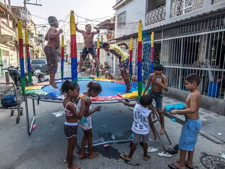 BuubaAguiar's tweet photo. Imagens do nosso 1° Cosme e Damião, lá em 2015. Aquece o ❤ proporcionar momentos assim pras nossas #crianças. Brincando, pintando e se politizando, livres na rua como deveria ser sempre. Com balas de comer, não balas de matar
Viva nossas crianças #faveladas! https://t.co/8SSVEZc5WH
