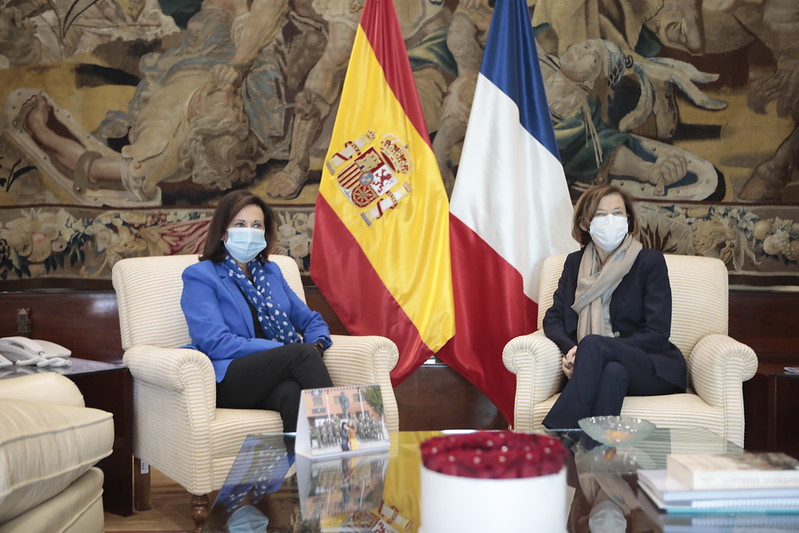 La Ministra de las Fuerzas Armadas @florence_parly visitó España este jueves 24.09.
Se reunió con su homóloga 🇪🇸 tras visitar el Centro de Satélites de la UE, así como la Unidad Militar de Emergencias @UMEgob de @Defensagob .
➡️📰https://t.co/6REB9mULf7
📷@Defensagob https://t.co/f1u33RAdQq