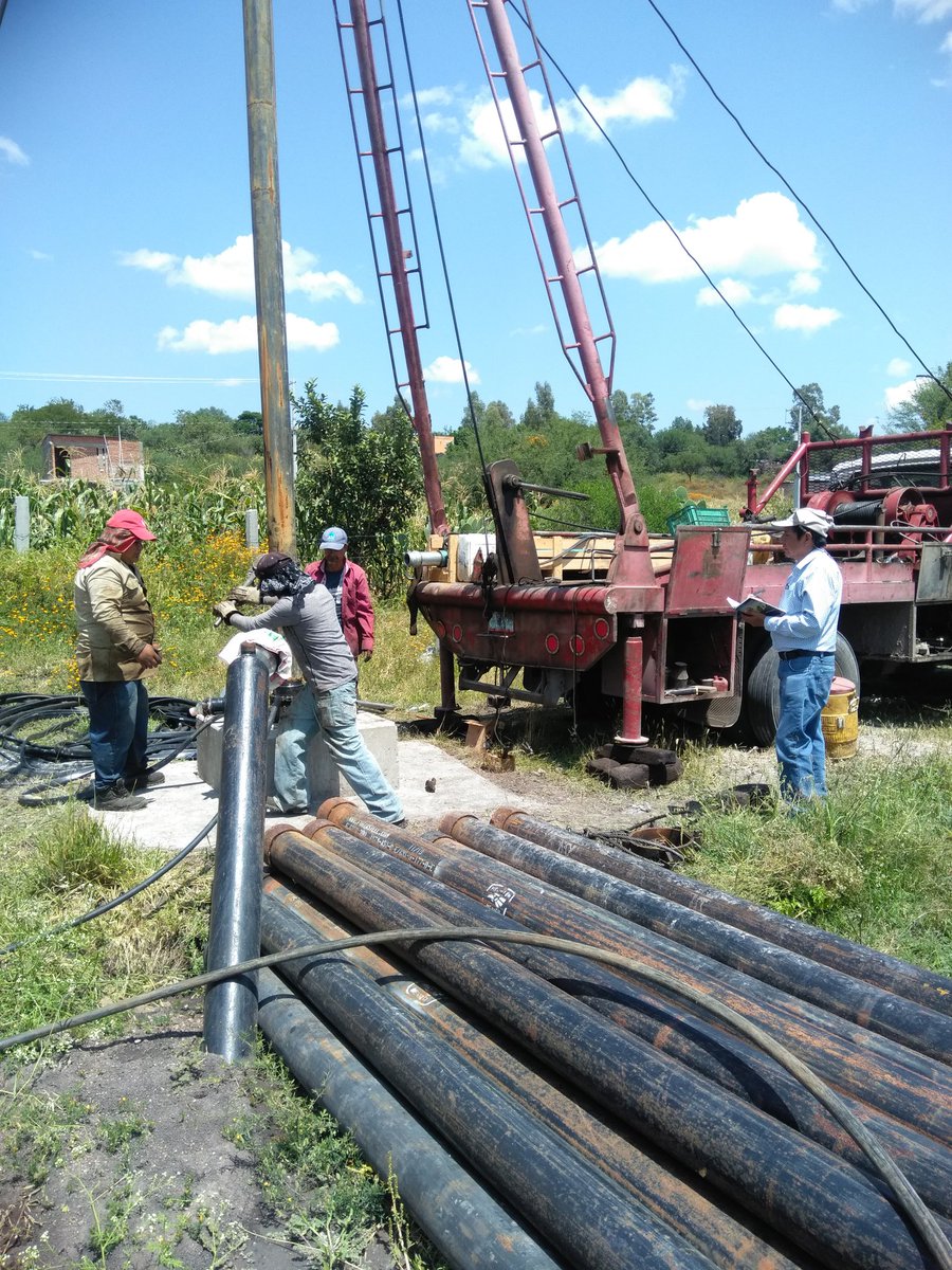 BernardoIng's tweet photo. Apoyo al productor de un sistema de #riego por gravedad nuevo en Cerrito de Gasca, donde se corrigió el problema del desempeño y sumergencia de la bomba. Esto permitirá aumentar la #eficienciaenergética.
@SDAyR_GTO 
@AguaUso
@DesdeGto 
@BetoRiegoEficaz https://t.co/n62blyk3g4