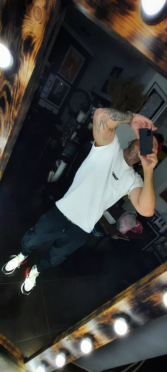 killv_trill's tweet photo. Привет, меня зовут Толя и я люблю мультизлаковый чёрный хлеб, очень острый чили и океаны майонеза, считаю что вы должны знать🤣 Не менее этого я люблю свою работу и свою студию и студия это подобие бинарного опциона с определённой волатильностью. Останов��шься и выпадешь из игры🤔 https://t.co/qWSALwPtwl