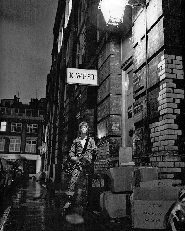 The Art of Album Covers .The Ziggy Stardust photo session was shot on Heddon Street, London by Brian Ward in Jan 1972 Bowie phoned Ward requesting a location resembling a "Brooklyn alley scene" where he could appear alone like an alien being..Here are some of the outtakes