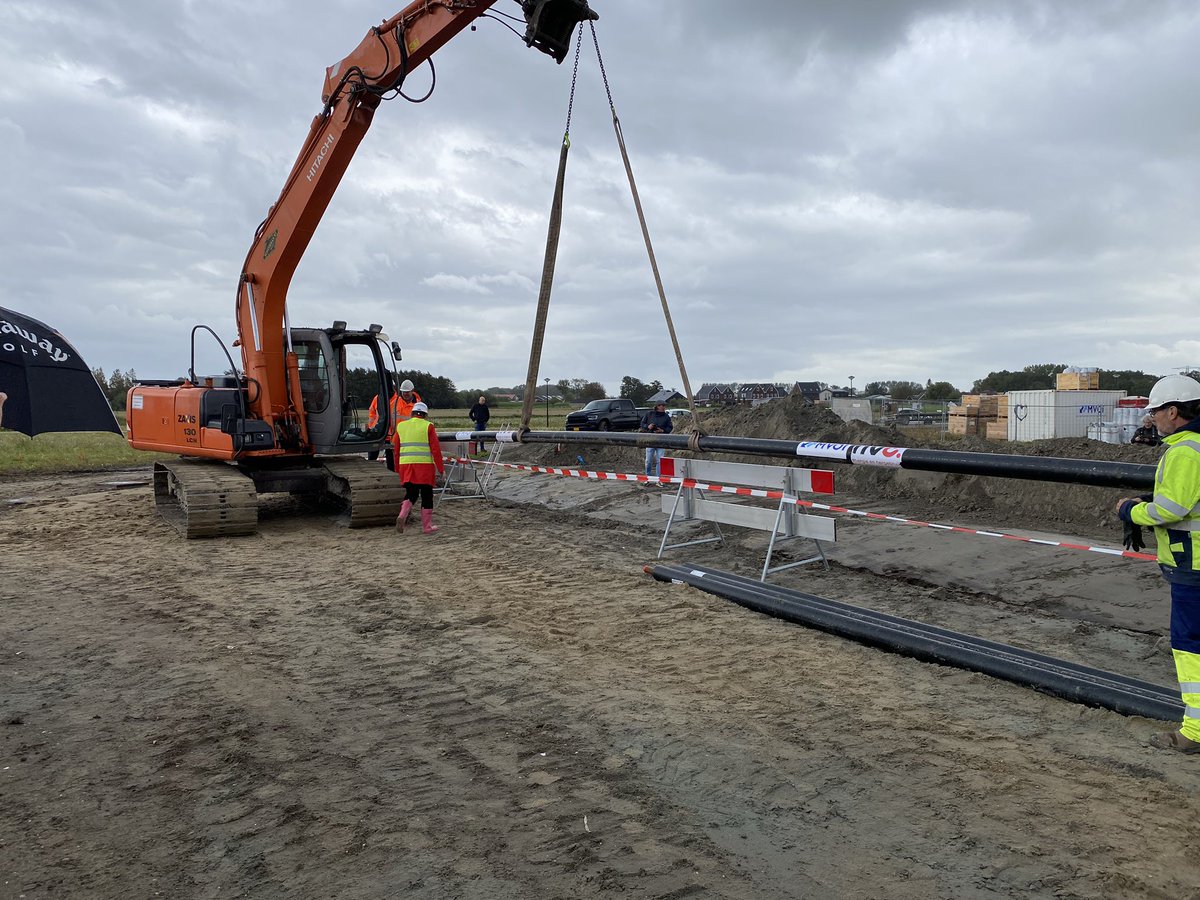 Vanmiddag heeft wethouder <a href="/AnnettemGroot/">Annette Groot</a> de officiële handeling verricht voor de aanleg van het HVC-warmtenet in <a href="/dedraai/">De Draai</a> in aanwezigheid van ontwikkelaars <a href="/Thunnissen_Bouw/">Thunnissen</a>, <a href="/bpd_nl/">BPD | Bouwfonds Gebiedsontwikkeling</a>, <a href="/BotBouw/">Bot Bouw</a> en @EsdegeReigersdl