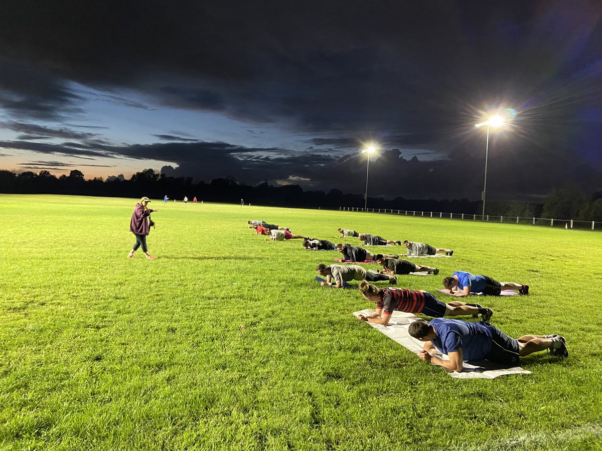 Bit of floodlit socially distanced Pilates with Mel putting them through their paces <a href="/TwickenhamRFC/">Twickenham RFC 🇺🇦</a>