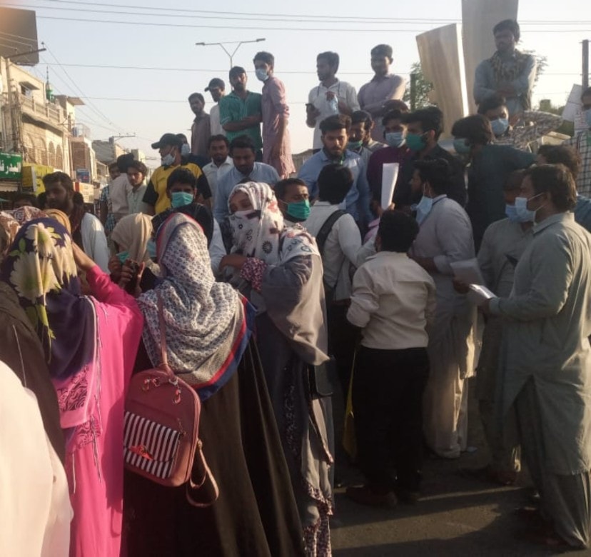 PYA1917's tweet photo. #Bahawalpur
Students of different colleges affiliated to Islamia University Bahawalpur protested against fee collection, delay in exams and online exams at Uni chowk Bahawalpur.
#FeeMustEnd
#NoOnlineClassesWithoutResources https://t.co/rIb6huYxyk