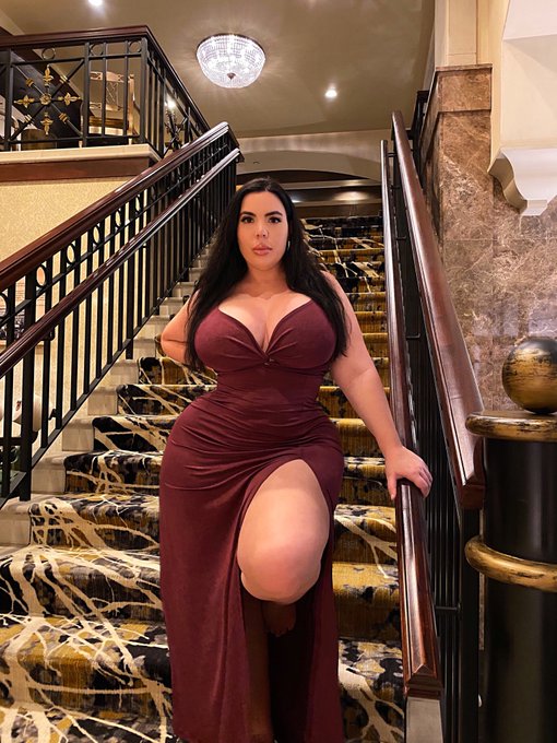 🌹🌹check out my bio to see what&rsquo;s under the dresss https://t.co/J02MVVGYHu