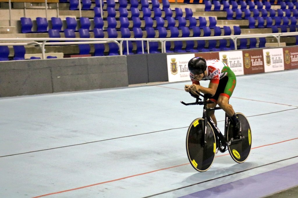 RFECiclismo's tweet photo. #CEPistaTafalla20 | ¡Emocionante y apretada la prueba del Km CRI! ¡Ekain Jiménez, nuevo campeón de España! 

1️⃣ Jiménez - 1'03"995
2️⃣ Moreno - 1'04"027
3️⃣ Cabello - 1'04"246
4️⃣ Martínez - 1'04"396
5️⃣ García - 1'06"439
6️⃣ Chilleron - 1'09"863
7️⃣ Santas - 1'11"278 https://t.co/Lz07xC8XwG