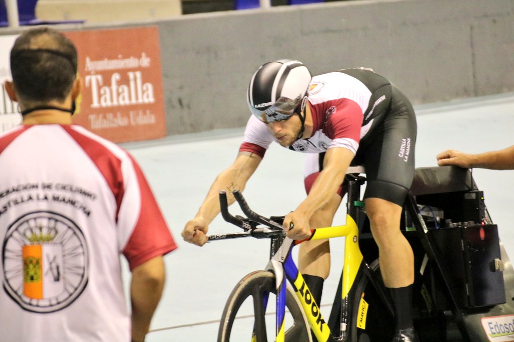 RFECiclismo's tweet photo. #CEPistaTafalla20 | ¡Emocionante y apretada la prueba del Km CRI! ¡Ekain Jiménez, nuevo campeón de España! 

1️⃣ Jiménez - 1'03"995
2️⃣ Moreno - 1'04"027
3️⃣ Cabello - 1'04"246
4️⃣ Martínez - 1'04"396
5️⃣ García - 1'06"439
6️⃣ Chilleron - 1'09"863
7️⃣ Santas - 1'11"278 https://t.co/Lz07xC8XwG