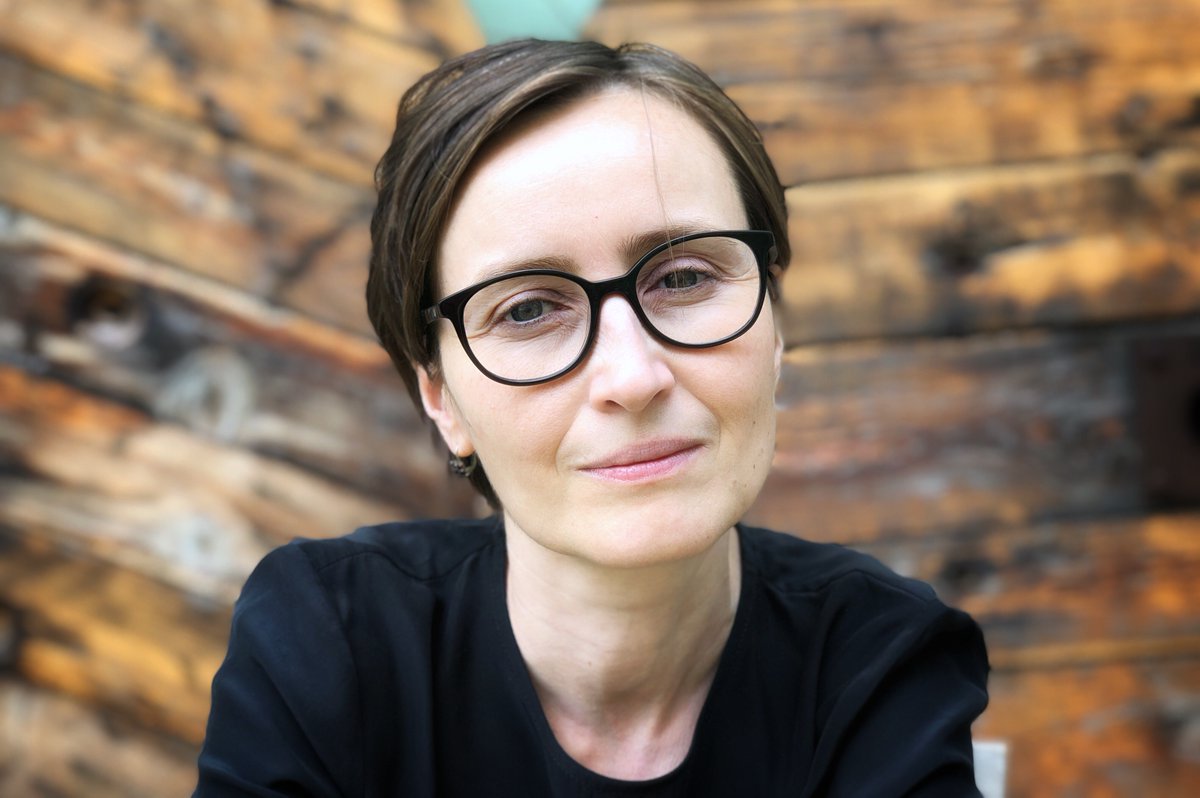 The latest instalment of Lit_Cast Slovakia continues its focus on poetry, featuring the poet and translator Maria Ferencuhova in conversation with @JuliaSherwood. Listen to it here: ow.ly/lyqy50BtTPG @slovaklit @SLOVAKIAinUK @EUNICLONDON #EuropeanWriters2020
