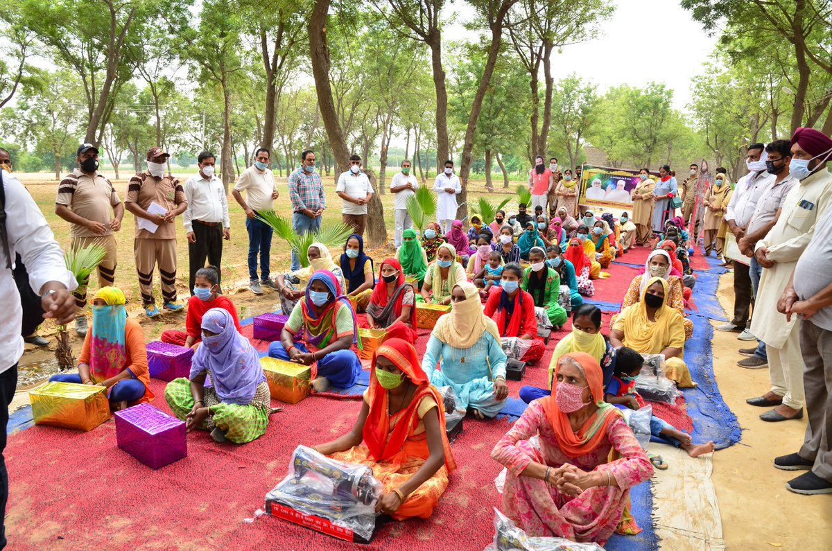 paramjit521's tweet photo. #CelebrationsByWelfare 
DSS VOLUNTEERS Providing needful to poor women ...to make them independent and to feed their families https://t.co/joGOojrUeJ