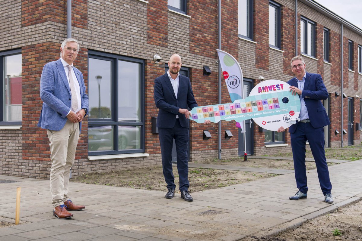 hoekstra_simone's tweet photo. In de afgelopen maanden zijn er 31 energiezuinige @FijnWonen woningen door mijn @vanwijnengroep collega’s  gerealiseerd aan de Havenkade in Dronten. Gisteren werd de aflevering van de woningen gepast gevierd met de bewoners. https://t.co/zD8AQcEkdJ https://t.co/DvncHoX2vi