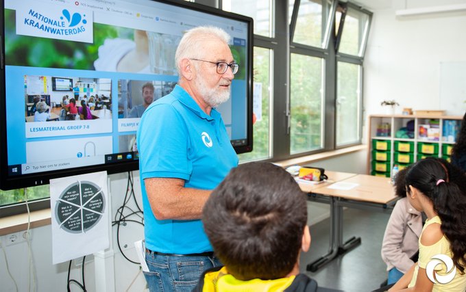 Onze water-expert Johan gaf gisteren op basisschool de Toekomst een gastles over kraanwater. 200.000 kinderen deden mee met Nationale #Kraanwaterdag💦. Ze maakten kans op prijzen zoals deze gastles. De kinderen kunnen nog tot 5 oktober ideeën insturen voor slimmer waterverbruik💡