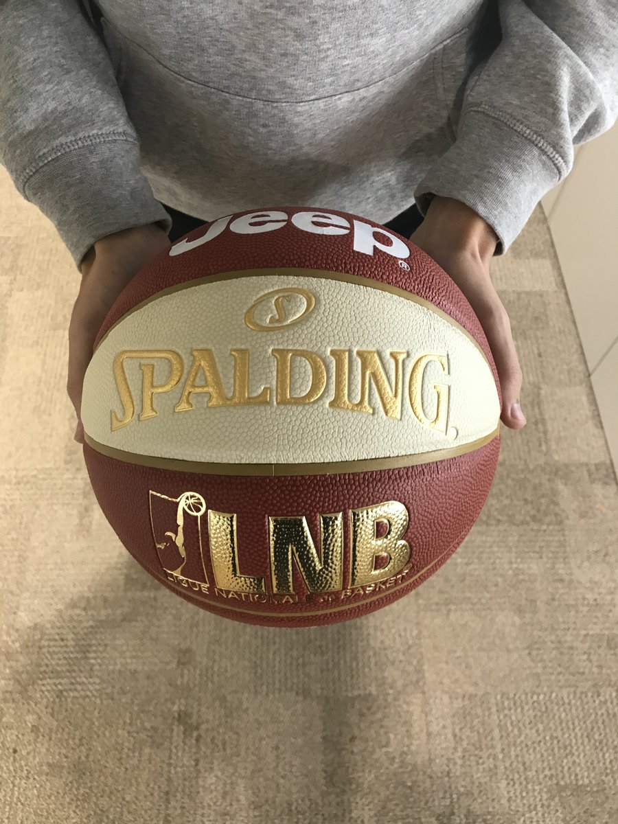 lequipedegreg's tweet image. 🔵🟡 ALERTE CADEAU 🔵🟡

Vous le savez, désormais la #JeepElite est à suivre sur @lachainelequipe ! 

Pour marquer le coup, on vous propose de gagner le superbe ballon du championnat ! 

RT &amp;amp; Follow, comme d'habitude ! 

#EDE