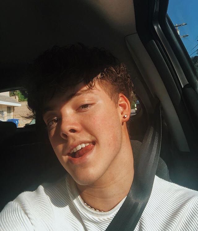 razzldazzzle's tweet photo. zachs gonna like this tweet because we both found superb lighting for our selfies #fallin4zach @ImZachHerron https://t.co/dmh7px3WY5