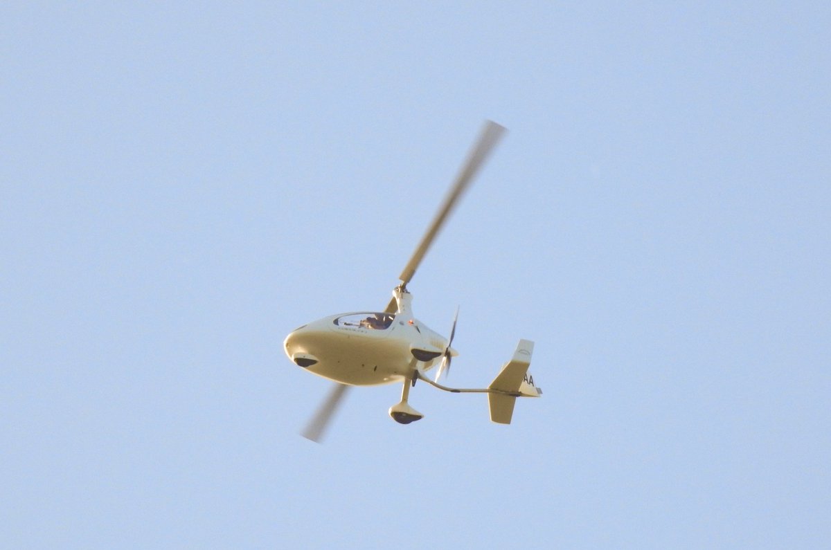 aviationathan's tweet photo. Never seen one of these before.. #RotorSport UK #Cavalon G-EVAA " Autogyro " #RotorSportUK #RotorSportCavalon #GEVAA #autogyro #gyroplane https://t.co/hwoa616Acg