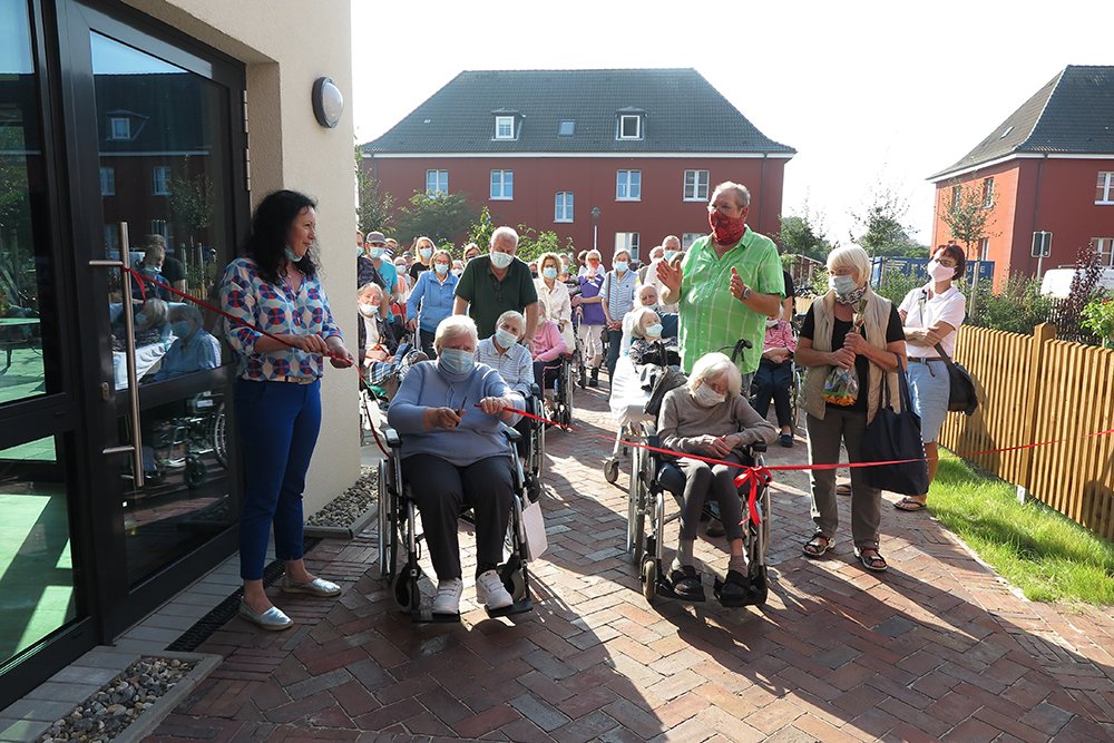 Die Freude war den Bewohnern des #Seniorenzentrums „To Huus“ auf #Norderney und den Pflegekräften und Angehörigen anzusehen, als sie sich auf den Weg ins neugebaute Haus machten. Sogar die eine oder andere Träne wurde vergossen.
