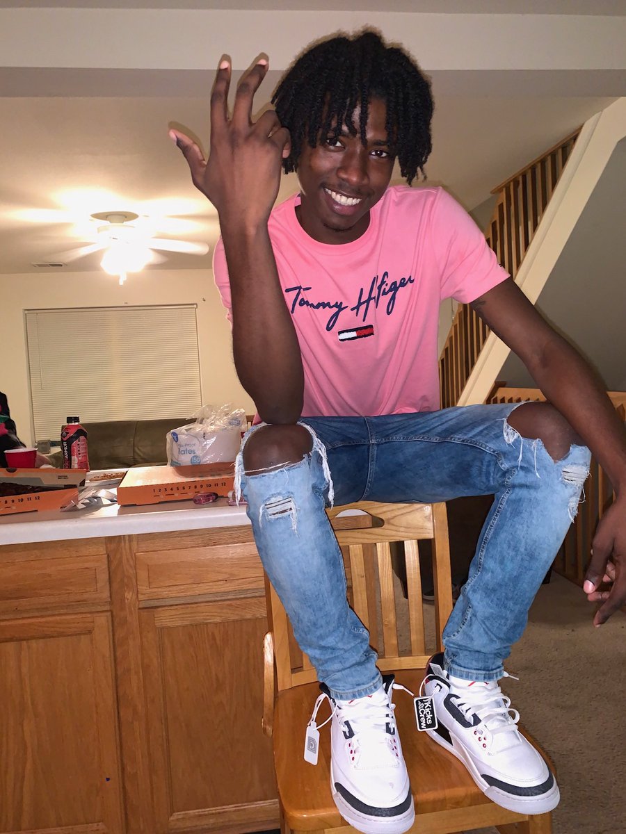 843TCole's tweet image. #pubertychallenge 😭