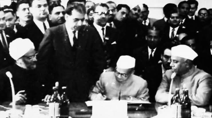 17/18On 16 January 1966 Tashkent Accord was signed by the PM, Lal Bahadur Shastri, and the President of Pakistan, General Ayub Khan wherein it was agreed that Indian and Pakistani forces will withdraw to their respective positions as prior to 5 August 1965.