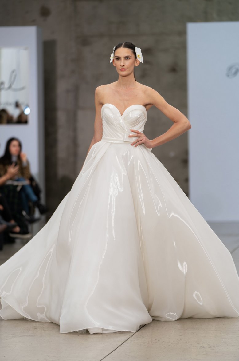 pninatornai's tweet photo. That liquid organza though...

#RealCollection #Style4795 
Available @KleinfeldBridal 
Photo: Joy Strotz for @CeremonyMag https://t.co/DTO0032zCT