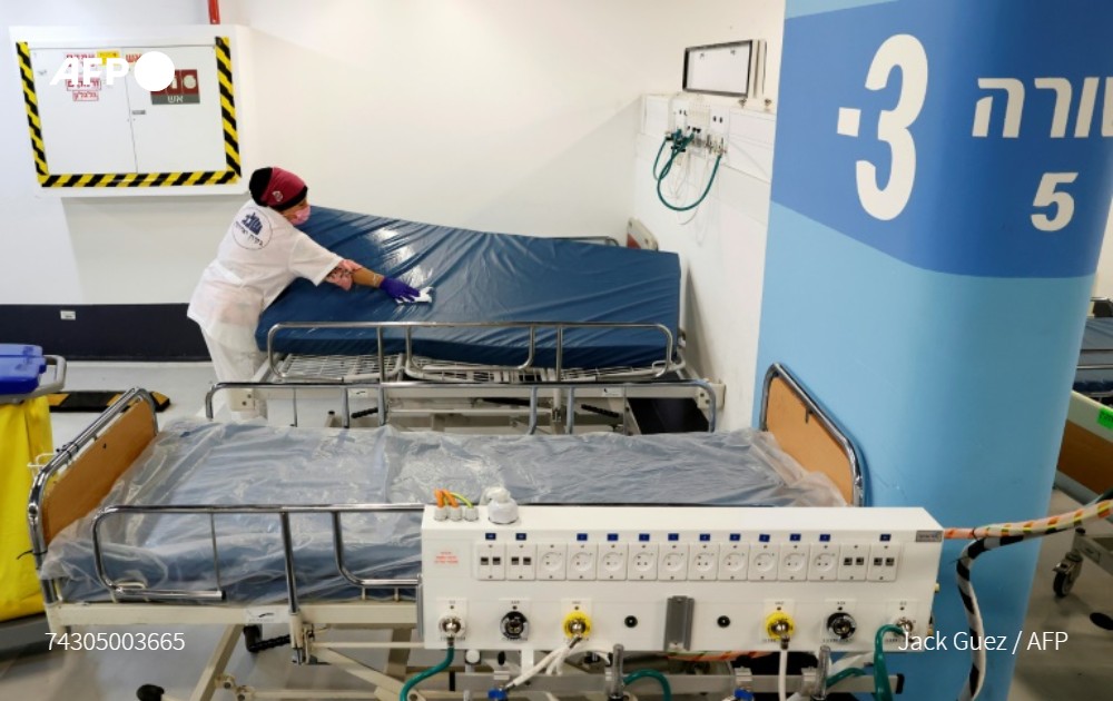 AFPespanol's tweet photo. Un hospital de Israel desbordado por el covid-19 instala camas en el aparcamiento #AFP https://t.co/tPX815lfdZ https://t.co/DlQ0s9hD0A