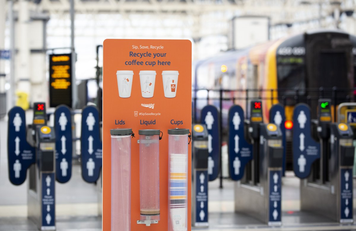 hubbubUK's tweet photo. You can now Sip, Save and Recycle your coffee cups across all @networkrail mainline stations to help us make stations cleaner and greener.
Right now only 4% of the 5,555 cups we use every minute are recycled. Let's keep coffee cups #InTheLoop!
#SipSaveRecycle #5pCupCharge https://t.co/1u7m6u8lGR