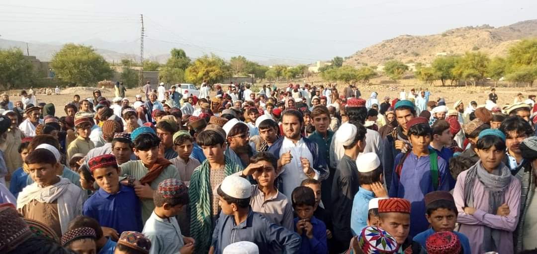 Jamal_Dawar's tweet photo. شمالی وزیرستان کے گاؤں سپلگہ میں آج چھٹے روز بھی بے گناہ افراد کی رہائی کیلئے احتجاج جاری ہے۔ فوج، پولیس اور انتظامیہ جان بوجھ کر عوام کی زندگی کو اجیرن بنارہے ہیں۔ انسانیت سوز بدمعاشی کے نتائج بھت ہی بھیانک ہونگے۔
# لعنت https://t.co/QLoWOkzAdP
