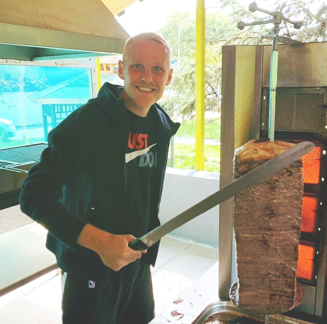 Ankaragüçlü Daniel Lukasik, Ankara'daki en iyi döneri keşfetmiş. Yani öyle diyor. 

▪️ Ankara'da en iyi döner sizce nerde? #GurmanTaraftar