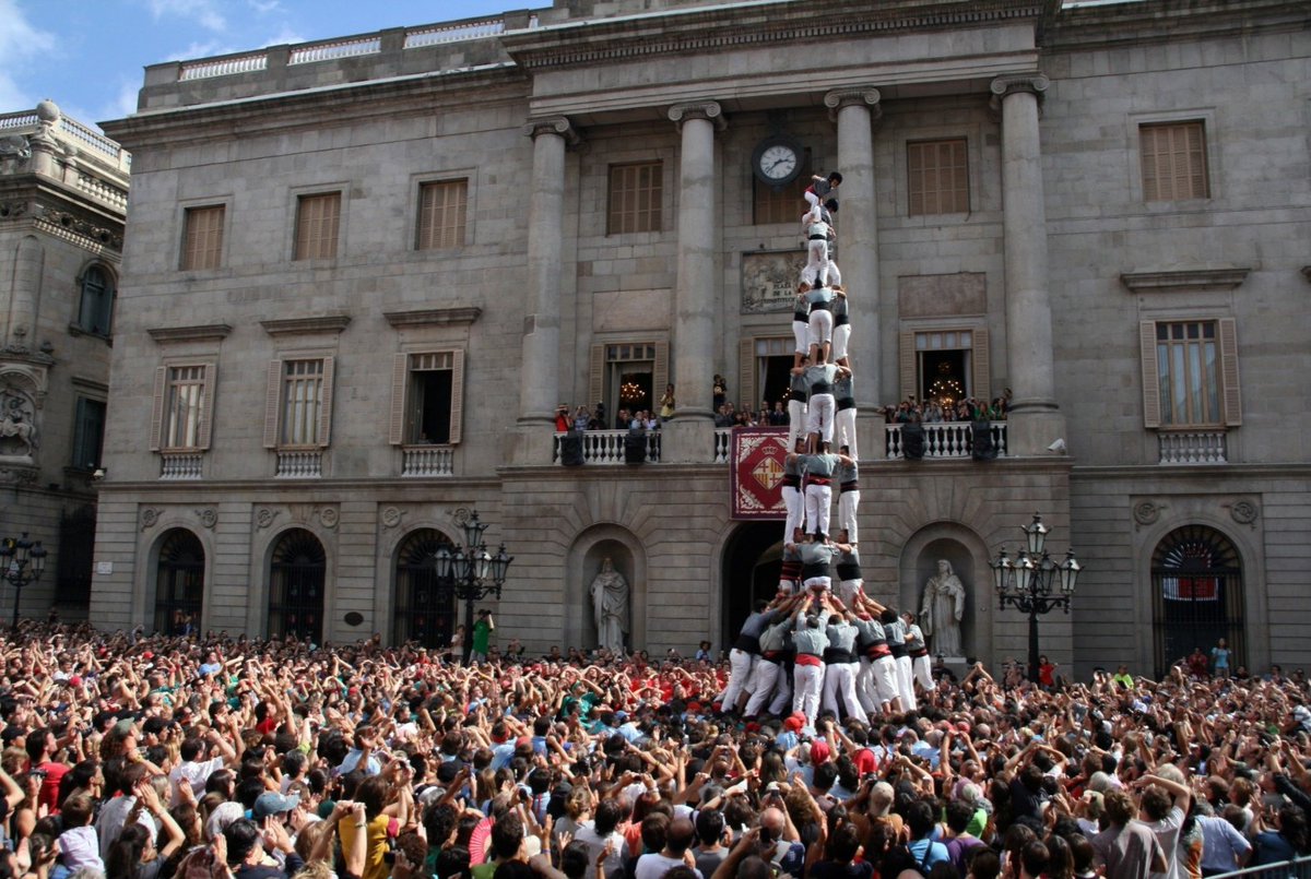 Recordem #LaMercè amb la foto del 2 de 9 amb folre i manilles del 2018
i la foto del 3 de 9 amb folre del 2010, primer gamma extra i primer castell de 9 mai vistos a la diada de colles locals, respectivament.

Bona Mercè i bona festa major!