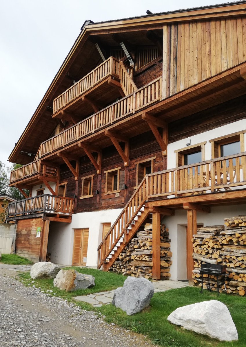SavoieMontBlanc's tweet photo. Inauguration institutionnelle du Toî Du Monde, nouvelle adresse écotouristique dans le @ValdArlyMtBlanc avec : #Ecogite, restaurant en circuit-court et café concert dans une ancienne ferme rénovée avec 1 neutralité en carbone et autonomie en énergie thermique. #Slowtourisme https://t.co/ba3M2jwaIW