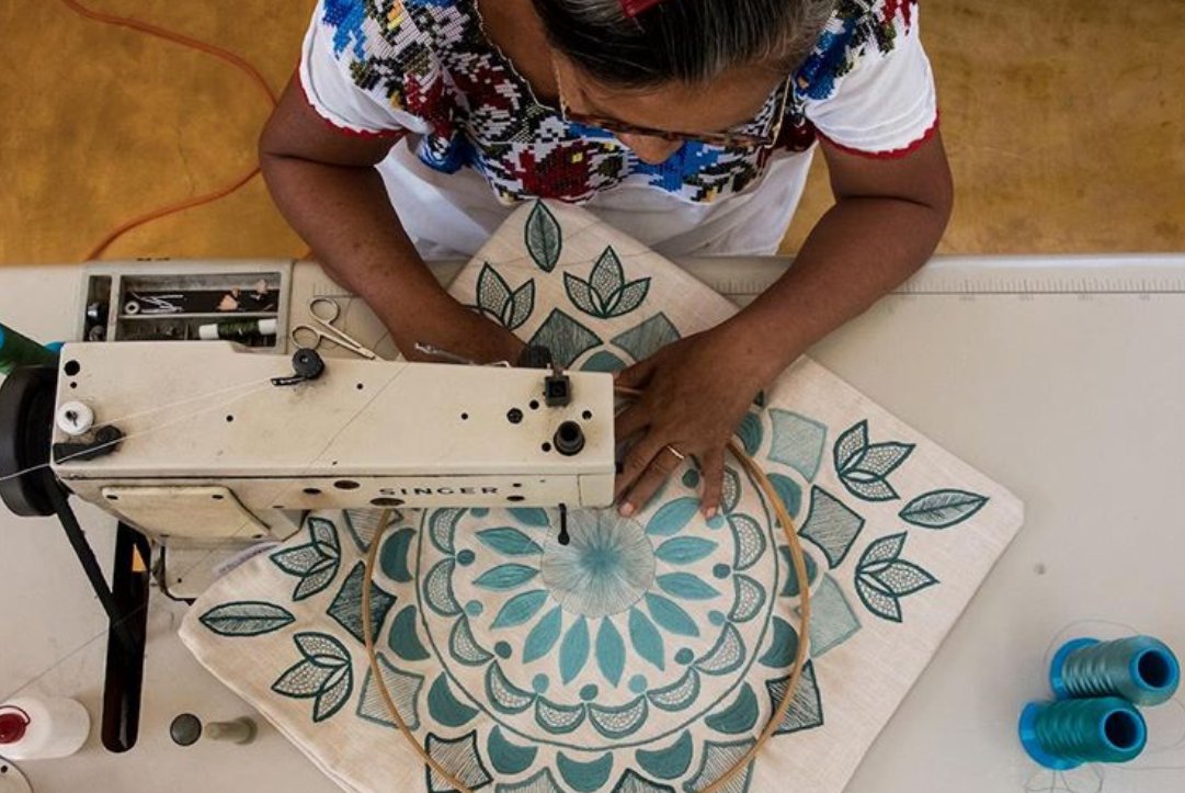 VisitMeridaMx's tweet photo. El bordado ha creado vínculos comunitarios de conocimiento, tradición y afecto. Estos hilos no sólo tejen una prenda, tejen sociedades y personas. #VisitMeridaMx #PiensaEnMerida #WeLoveMerida
IG: fhmmorg https://t.co/v0avsB5aeo