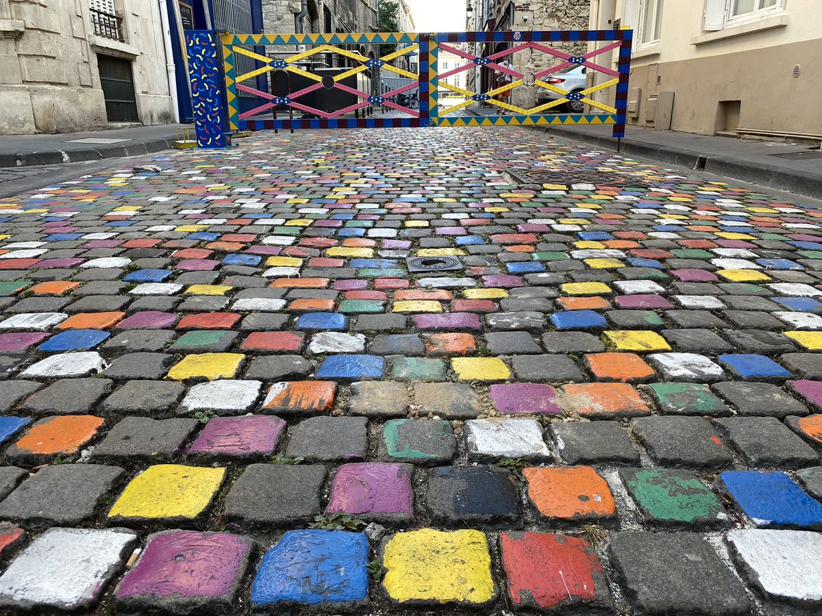 ReimsGoodNews's tweet photo. 🟦 🟨 🟥 🟩 🟧 🟪
La rue de Tambour a repris des couleurs 😍
#Reims #JaimeReims https://t.co/pReBbITely
