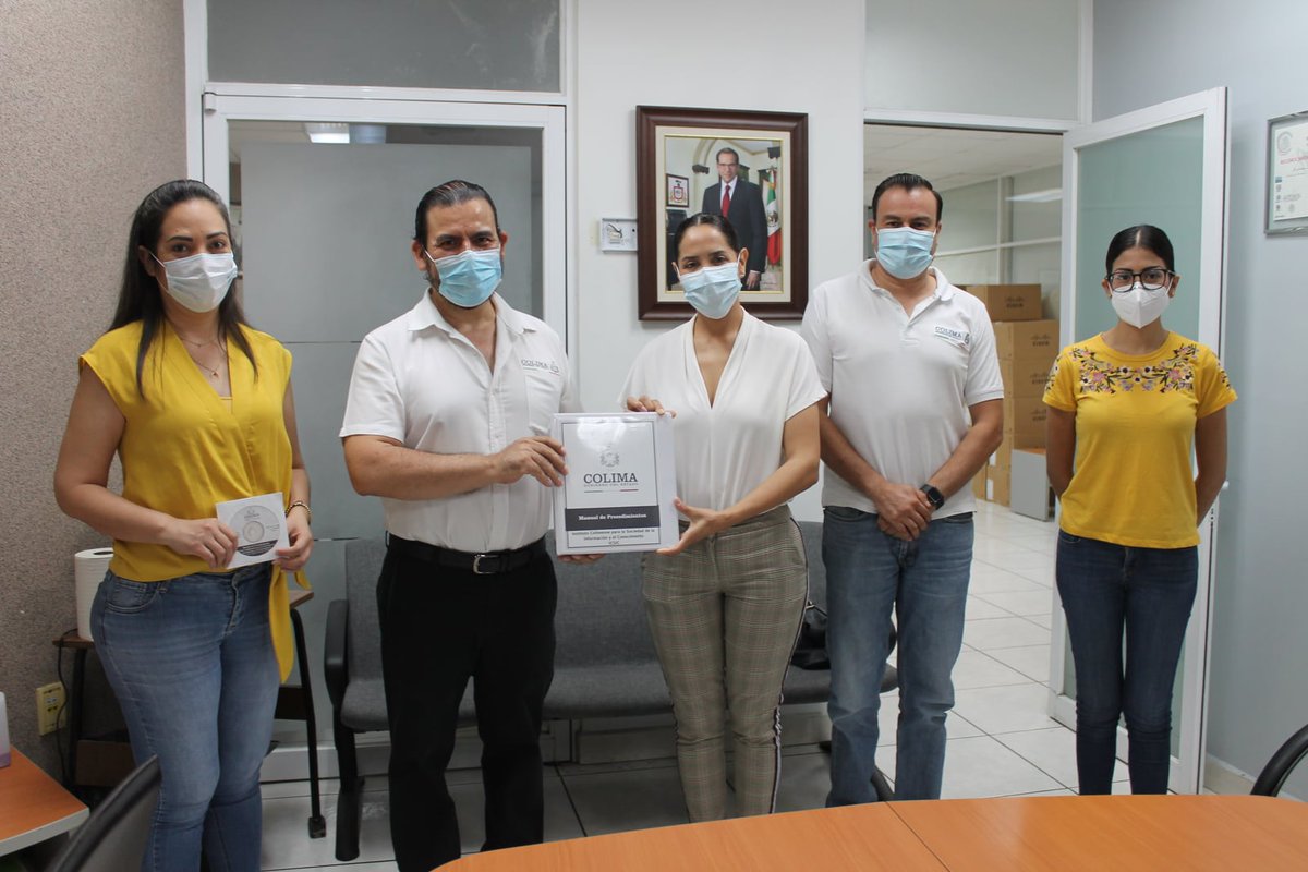 AdmonGobCol's tweet photo. Ana Zoila Velasco Enríquez, Directora de Calidad de la Gestión Pública entregó el Manual de Procedimientos a Miguel Angel Anaya Rojas, Director General del Instituto Colimense para la Sociedad de la Información y el Conocimiento (ICSIC) https://t.co/VzfzTmxPZi
