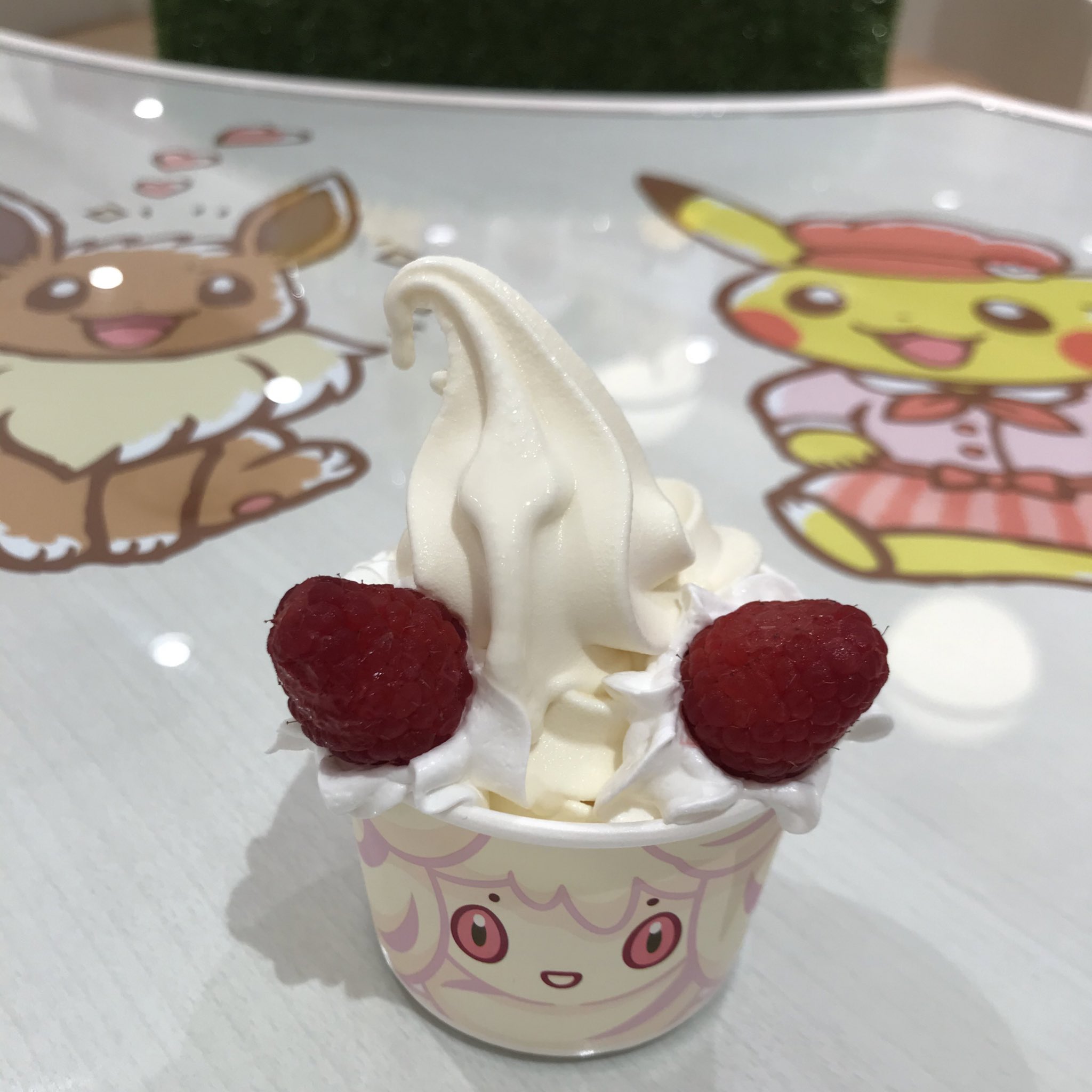 リッタ ソフト部 ピカチュウ スイーツbyポケモンカフェ マホイップのデコレーションソフト ミルキィバニラ カワイイ とにかくカワイイ 普通のソフトではあるんだけど ラズベリーとホイップがあるだけでパフェっぽさが出る ラズベリーは潰し混ぜ リッタ ソフト部 ピカチュウ スイーツbyポケモンカフェ マホイップのデコレーションソフト ミルキィバニラ カワイイ とにかくカワイイ 普通のソフトではあるんだけど ラズベリーとホイップがあるだけでパフェっぽさが出る ラズベリーは潰し混ぜ