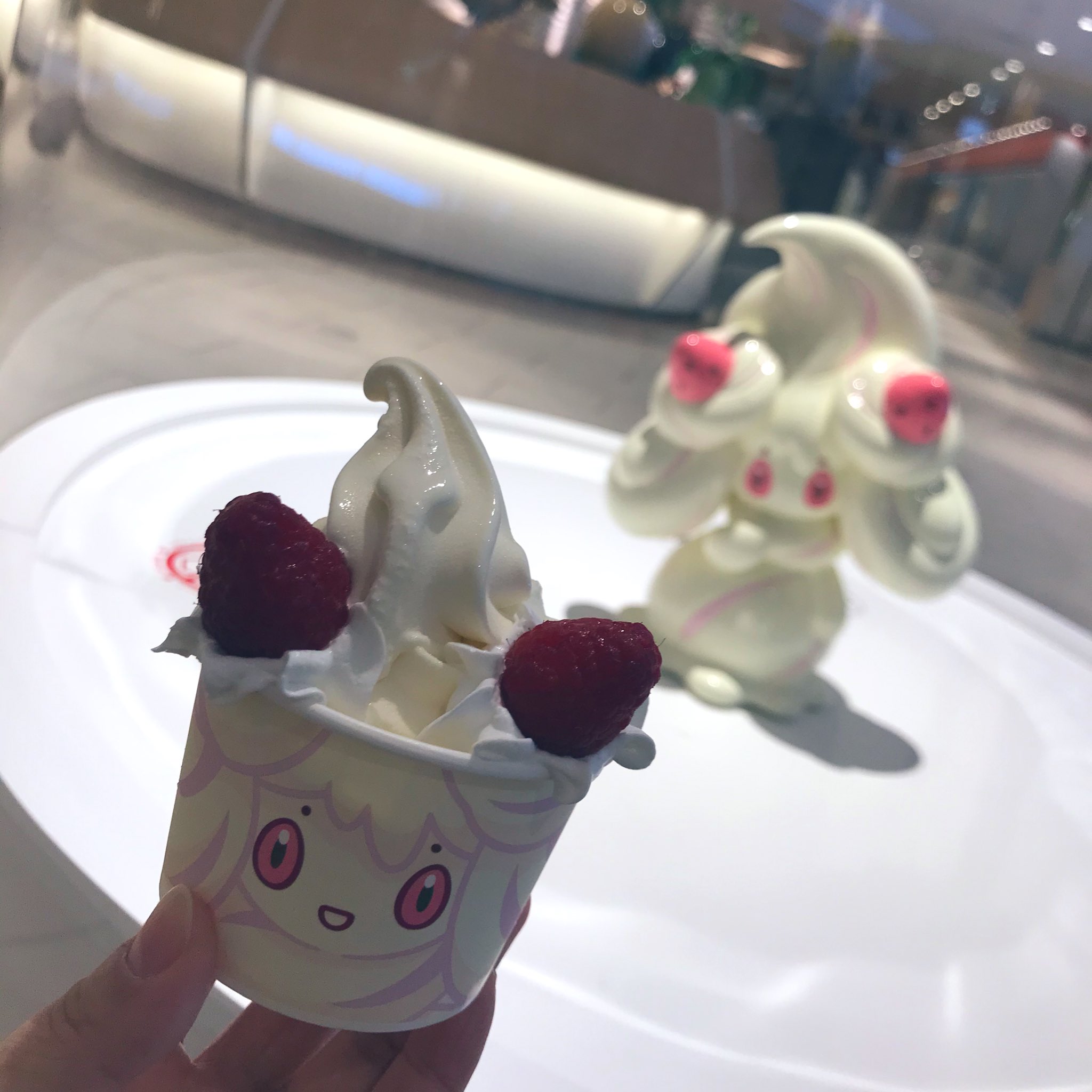 リッタ ソフト部 ピカチュウ スイーツbyポケモンカフェ マホイップのデコレーションソフト ミルキィバニラ カワイイ とにかくカワイイ 普通のソフトではあるんだけど ラズベリーとホイップがあるだけでパフェっぽさが出る リッタ ソフト部 ピカチュウ スイーツbyポケモンカフェ マホイップのデコレーションソフト ミルキィバニラ カワイイ とにかくカワイイ 普通のソフトではあるんだけど ラズベリーとホイップがあるだけでパフェっぽさが出る