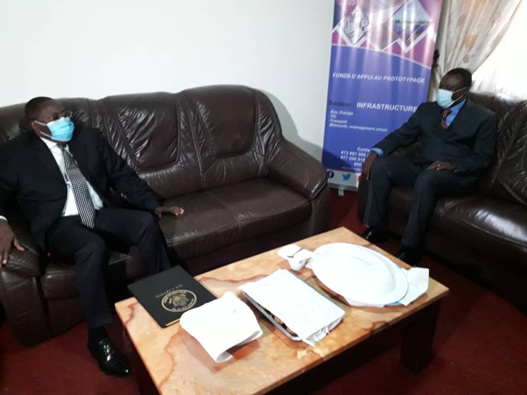APMECameroun's tweet photo. Signature ce jour, au siège de l’APME d’une convention entre le Conseil National des Chargeurs du Cameroun et l'Agence de Promotion des Petites et Moyennes Entreprises https://t.co/DyT38p4h4s