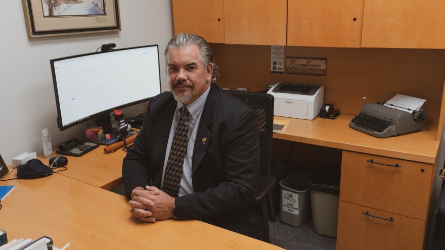 nauits's tweet photo. Could you live without the internet for a day? Check out this feature in @togglemag with @NAU_CIO as he unpacks internet access and NAU's role in helping our Native American reservations get connected 📶.
View the full article here: ➡️ https://t.co/zroQy31ST7
#oneNAU @NAU https://t.co/FHtdrQ0kvn