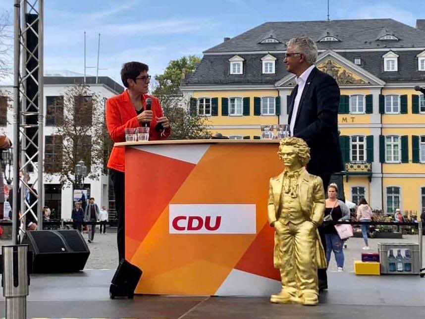 Ashok Sridharan (@ashoksridharan1) on Twitter photo Mit der Bundesministerin der Verteidigung und Bundesvorsitzenden der CDU <a href="/akk/">A. Kramp-Karrenbauer</a> heute auf dem Münsterplatz zu den Themen #Standort #Bonn, <a href="/BMVg_Bundeswehr/">Verteidigungsministerium</a>, #Sicherheit, #Polizei, #Ordnungsdienst, #Cybersicherheit, #Verkehr und #Nachhaltigkeit bzw. #Klimaschutz. Mit der Bundesministerin der Verteidigung und Bundesvorsitzenden der CDU <a href="/akk/">A. Kramp-Karrenbauer</a> heute auf dem Münsterplatz zu den Themen #Standort #Bonn, <a href="/BMVg_Bundeswehr/">Verteidigungsministerium</a>, #Sicherheit, #Polizei, #Ordnungsdienst, #Cybersicherheit, #Verkehr und #Nachhaltigkeit bzw. #Klimaschutz.