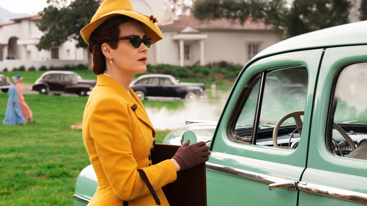 NetflixFR's tweet photo. Les tenues de Mildred Ratched tuent. Littéralement. https://t.co/gKyXxrJ5m8
