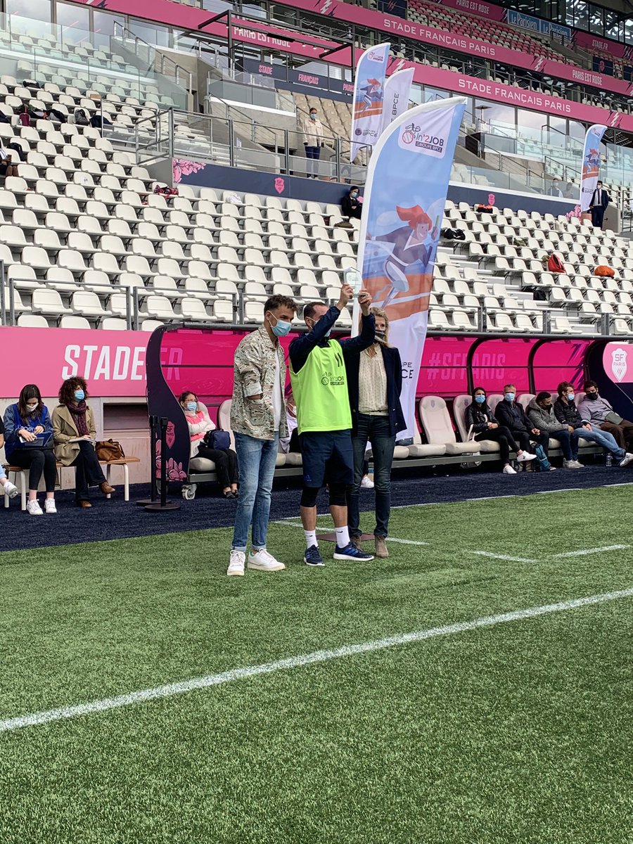 Talenteo's tweet photo. Et c’est la @BRED_BP qui remporte cette première édition #In2JobBPCE !!! 🌟
Avec le trophée remis par @TCurin, parrain de l’événement ! https://t.co/fWWQfUgDev