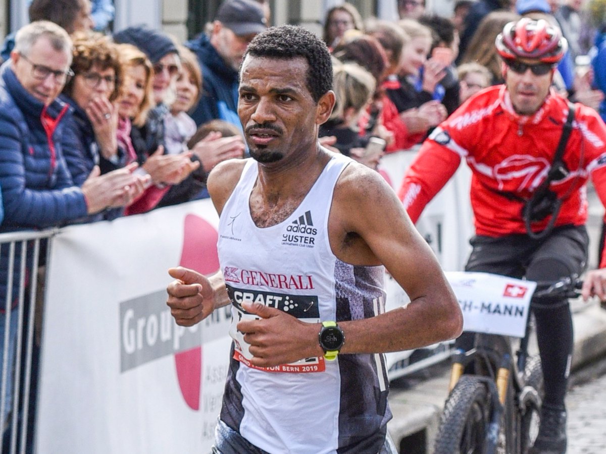 Am Sonntag sind an den Schweizer Meisterschaften im 10-km-Strassenlauf prominente Läuferinnen und Läufer am Start: Unter anderen gehen Fabienne Schlumpf und <a href="/run_tade/">Tadesse Abraham</a> auf Titeljagd! Live-Stream von @UBSathletics: ubs-athletics.fans bit.ly/3cqZDJA Photo: <a href="/AthletixC/">athletix.ch</a>
