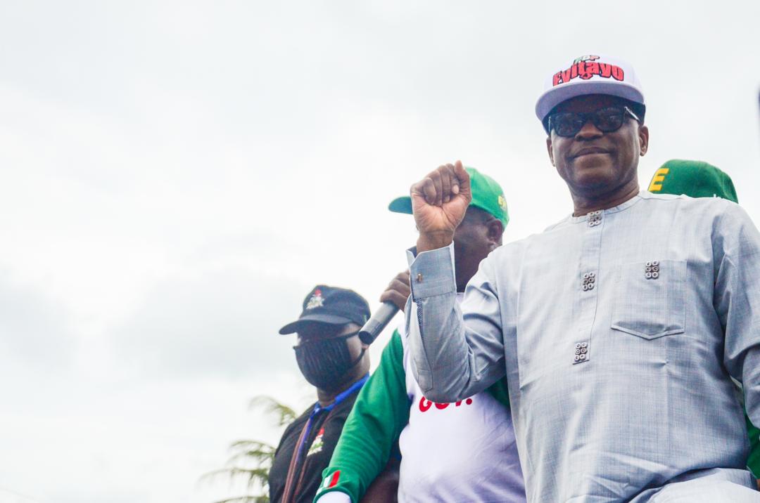 TayoJegedeSAN's tweet photo. Our campaign train stopped at Oniparaga in Odigbo Local Government Area of Ondo State, a community without electricity for over 8 years. The Oloja Of Oniparaga, Oba Joseph Adetokunbo, spoke extensively about the needs of the people in his community. #OndoDeservesBetter https://t.co/zxMVuExCcc
