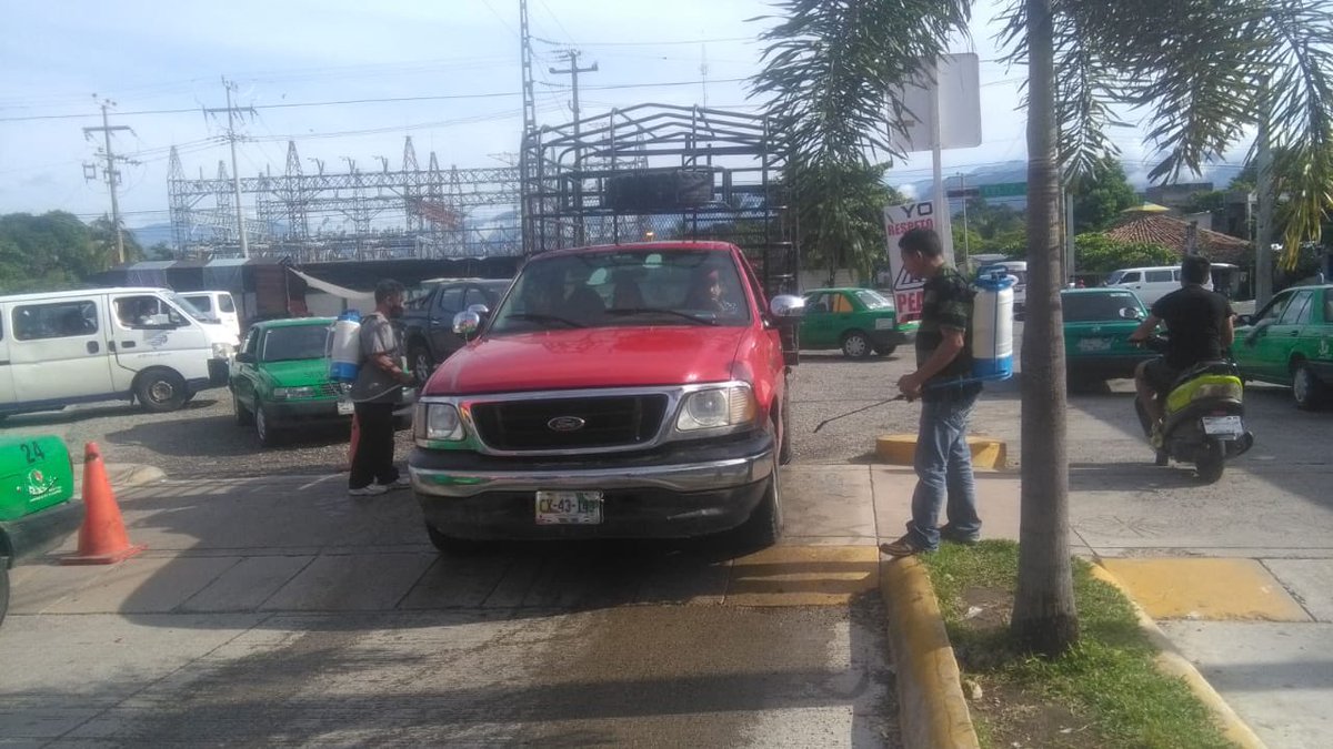 AMapastepec's tweet photo. Aún nos encontramos en alerta amarilla del semáforo epidemiológico ante el COVID-19, por ello mantenemos instalado un filtro sanitario y módulo preventivo en la Carretera Costera, sanitizando vehículos e informando a la población sobre las medidas preventivas. https://t.co/oN1dJ5g8Nb