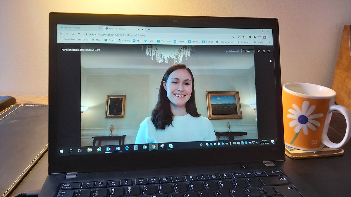 Tunnelmia valtioneuvoston kanslian henkilöstötilaisuudesta.  "Jatkakaa hyvää työtä jota joka päivä teette", pääministeri <a href="/MarinSanna/">Sanna Marin</a>'n kannustavat terveiset kanslialaisille. Tämä lämmittää mieltä, hyvä me VNK:laiset 😉👍! <a href="/valtioneuvosto/">Valtioneuvosto | Statsrådet</a> #valtiollatöissä